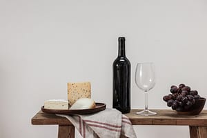 Histaminhaltige Lebensmittel - Rotwein und Käse - auf einem Tisch