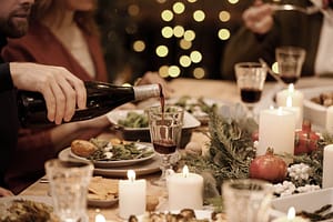 Festlich gedeckter Tisch an Weihnachten