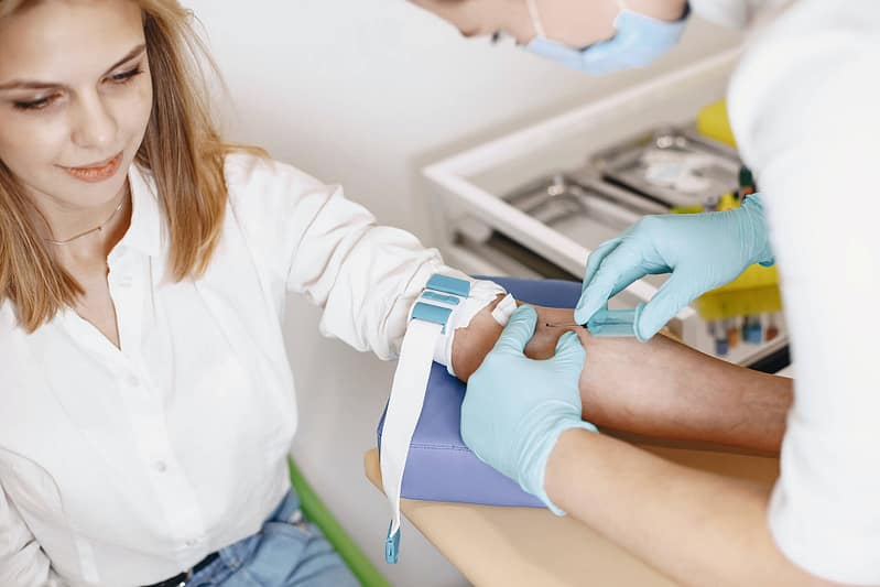 eine Frau bekommt Blut abgenommen